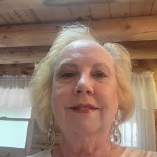 Where to find cinnamon rolls in Hochatown?