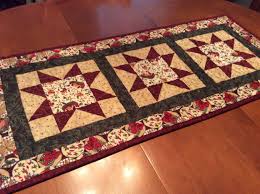 Quilted Star Christmas Table Runner Red Green Cream Table Topper Xmas Decor Christmas Dresser Scarf Coffee Table Runner Holiday Table Mat Christmas Table Runner Christmas Table Coffee Table Runner