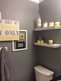 Wc Gris Avec Une Note De Jaune Pour Egayer Deco Salle De Bain Jaune Salle De Bains Jaune Et Gris Deco Salle De Bain