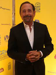Algunas de sus películas fueron rudo y cursi, el secreto de sus ojos (ganadora del premio óscar a la mejor película de habla no inglesa), corazón de león, el robo del siglo y el clan. Guillermo Francella Casados Con Hijos Wiki Fandom