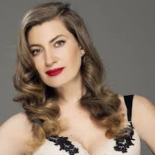 El canal caracol anunció que el primer episodio de la reina del flow 2 se estrenará este lunes 26 de abril a las 9 de la noche. La Reina Del Flow Canciones De Erick La Familia