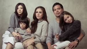 Wulan guritno tetap tampil bugar dan seksi walau sudah jadi ibu tiga anak. Sumber Uang Adilla Dimitri Suami Yang Digugat Cerai Wulan Guritno Jabat Presiden Direktur Di Sini Surya