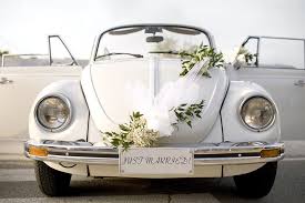 Tulle voiture mariage personnalisé avec les prénoms des mariés et la date du mariage. Comment Decorer Une Voiture De Mariage