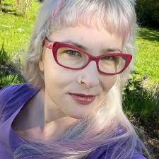 عندما ألهم أرسم وأهرب! لا أحد في لوس أنجلوس يحتاج إلى فساتين ولكن المال  سيساعد وسيتم التبرع بهذه اللوحة عند بيعها مباشرة مثل تذاكر FW هذا الموسم.  ♥️♥️