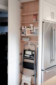 Ganz Dunner Schmaler Schrank Am Abschluss Der Kuche Mit Tritthocker Fur Die Xxxl Hochschranke Kuchenschrank Ablage Schmaler Schrank Und Kuchenrenovierung