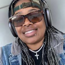 ƃuᴉʌᴉɹɥʇ (@tiffthetechie)