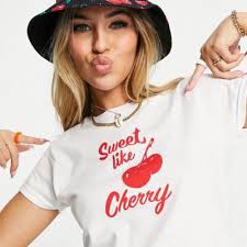 Daisy Street damski dopasowany t-shirt z nadrukiem retro w wisienki w stylu  lat 90 S