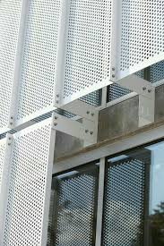 Ein Weisser Balkon Aus Lochmetall Inspiration Metallfassade Fassade Fassade Haus