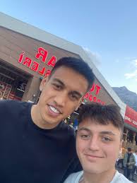 Bizler maalesef skor taraftarıyız takım galip geldiği zaman göklere  çıkaran, yenildiği zaman yerin dibine sokan bir anlayışımız var. Hala takım  olmayı beceremedik oyun planımız yok, ne oynadığımız belli değil hemen  final oynar