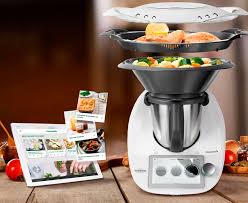 Parece que todo el mundo tiene que saber qué es una thermomix, porque siempre hay alguien conocido que la tiene, pero por si alguien no sabe de qué estamos hablando, os diré que se trata de un robot de cocina. Home Thermomix
