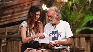 Quando riccardo fogli ha deciso di partecipare all'isola dei famosi non credeva di certo che lo stress maggiore sarebbe derivato dalla messa in discussione del suo rapporto con la moglie karin. Riccardo Fogli Chi E Eta Tradimento Moglie Figli Carriera E Vita Privata