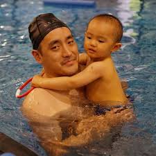 May be an image of 1. ç†ç§'å¤ªå¤ªæ›¬äº¤å¾€èˆŠç…§ å°ªå¤©èœé•·ç›¸æ›å…‰ ç¶²ä¸€çœ‹é©šå–Š æˆ€æ„›äº† å¨›æ¨‚æ˜Ÿèž