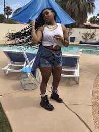 Coachella 2018 Outfit Long Braids Dr Marten Fishnets Shorts Plus Size Fish Net Tights Outfit Cute Outfits With Fishnets Dr Martens Outfit Curvy