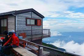 Mt Fuji Mountain Huts No It S Not That Bad Photos Climbing Mount Fuji From Tokyo Hiking In Japan Flashpacking Japan