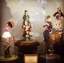 Stretching Portrait Statuettes Portrait