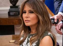 قاضت ميلانيا ترامب صحيفة ديلي ميل بسبب مقال تزعم أنه يصورها وكأنها كانت عاملة جنس في تسعينيات القرن الماضي. ØªØ¹Ø±Ù Ø¹Ù„Ù‰ Ø¹Ø¯Ø¯ Ø§Ù„Ù„ØºØ§Øª Ø§Ù„ØªÙŠ ØªØªÙ‚Ù†Ù‡Ø§ Ù…ÙŠÙ„Ø§Ù†ÙŠØ§ ØªØ±Ø§Ù…Ø¨