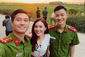 Tác phẩm xoay quanh cuộc sống của người dân xã tân xuân khi bị ảnh hưởng bởi . F Abx Zxad6cim