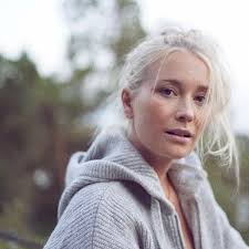 I samarbete med @ellosofficial så fick jag i uppgift att prata om  kroppsideal. Jag visste direkt vad jag ville skriva om. Sedan jag var 15 år  har jag haft det. Idag är