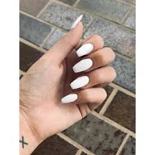 Vernis transparents, sérums épaississants, évitant à l'ongle de se dédoubler, effet nacré léger… et puis, comme nous le disions : Comment Porter Le Vernis Blanc Astuces Pour Une Manucure Parfaite