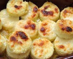 Distribuir la mozzarella picada, los trocitos de manteca, salpimentar y por último, espolvorear el queso rallado. Pin En Comida