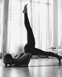 One Legged Chaturanga Eka Pada Chaturanga Legged Chaturanga Is A Variation Of The Classic Staff Pose Ch Posturas De Yoga Ejercicios De Yoga Posiciones De Yoga