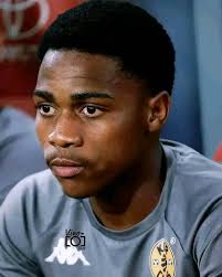 ⚽ Khanyisa Erick Mayo Short Bio: 📅 Born: 27 August 1998 (27 years old) 📍  From Mthatha, South Africa 📏 Height: 1.78 m 🎯 Position: Forward