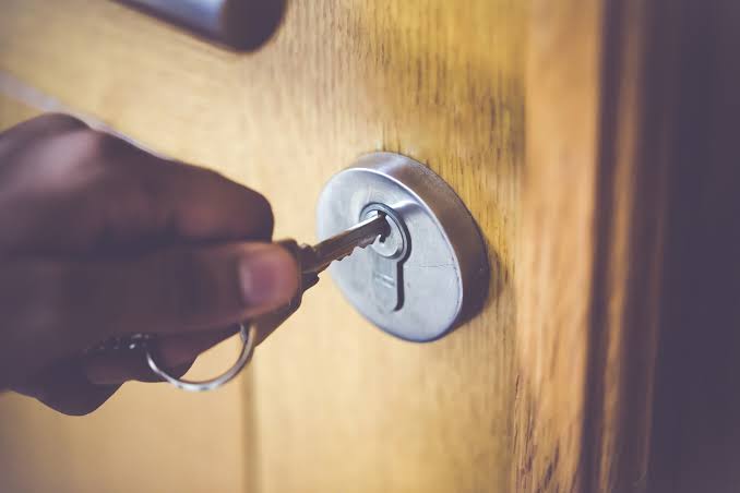 Mountain Home Locksmith technician working in Draper