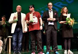 In 2006 he published his serious bestseller ich bin dann mal weg about his pilgrim. Recklinghauser Hurz Begeistert Preise Fur Kurt Kromer Dr Stratmann Und Markus Krebs Recklinghausen