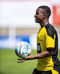 Zur halbzeit liegt der bvb bei hertha bsc 0:1 hinten. Borussia Dortmund Das Ist Youssoufa Moukoko Alter Tore Bundesliga Debut