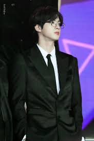 Todo Paso Muy Rapido Ella Paso Por La Oficina De Su Madre Lo Conoci Fanfic Fanfic Amreading Books Wattpad Jin Bts Celebridades Guapas Fotos De Kim