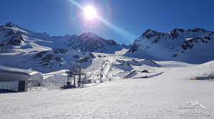 De eerste sneeuw is al gevallen en daarom houden wij je graag op de hoogte van de. Vandaag Komen De Wolken Morgen De Sneeuw Fantastisch Oostenrijk