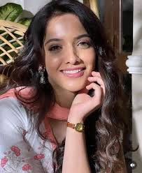 Best smile ☺ comes with who