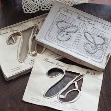 アンティークの刺繍イニシャルです ヨーロッパでは19世紀頃 イニシャル刺繍の入ったリネンを花嫁道具として持たせる風習がありました なので アンティークのリネンはイニシャル刺繍入りのものをよく目にします こちらのお品は 台紙から剥がしてリネンに糸で縫い