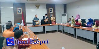 Pada penyampaian dokumen dengan metoda dua sampul, sampul yang pertama tidak dilak dan sampul yang kedua ukuran serta <b>arnanya tidak. 21 Peserta Ikuti Tes Calon Bpsk Kota Tanjungpinang Sijorikepri Sijori Kepri