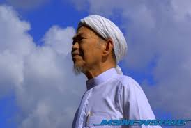 Hari ini 12 februari 2019 genaplah 4 tahun sudah arwah murobbi tok guru meninggalkan kita semua bahkan duniawi seluruhnya. Perbualan Nik Aziz Semasa Hayatnya Amat Menyentuh Hati Mynewshub