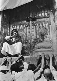 صورة نادرة عام ١٣٨٠هـ ـ باب الكعبة والمبتهلين إلى الله بالملتزم haramain pic art painting