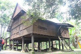 Locengnya dibawa khas dari goa pada tahun 1608. Rumah Kutai Identiti Perak Yang Semakin Pupus