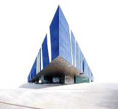 El edificio fue pensado casi como un foro, en el sentido más clásico de la palabra, es decir como lugar de encuentro. Blue Triangle By Herzog De Meuron Triangle Building Architecture Unusual Buildings