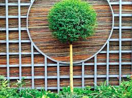 Are you looking for vertical wall garden ideas for modern home design? Screening Fence Or Garden Wall 102 Ideas For Garden Design Interior Design Ideas Ofdesign