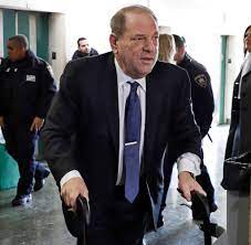 Harvey weinstein arrives at a manhattan courthouse in february 2020. Harvey Weinstein Fur Prozess Von New York Nach Los Angeles Uberstellt Welt