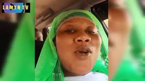 MBAYANG LOUM écoute YA KHADY DIOUF dans sa voiture