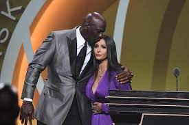 Jordan offered vanessa bryant a hand as she left the stage to applause, and soon it was the former chicago bulls superstar's turn to take the microphone. Tw107v8vy9jejm