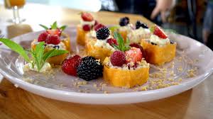 Le Maki Est Dispose Dans Une Assette Avec Des Petits Fruits Et Des Feuilles De Menthe Food Desserts Fruit