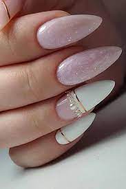 El día mas especial de cada mujer, es el día de su boda, al cual no podrás presentarte con las manos hechas un desastre.lo que me encanta de este año es que las tendencias han evolucionado tanto, que ya las uñas de novias clásicas con francesita han quedado atrás. Pin En Unas