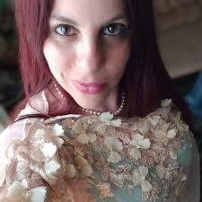 Ciao, mi chiamo Leonardo e sono fidanzato con Paola dai tempi del liceo.  Esattamente tra undici mesi Paola compirà trent'anni e ha deciso che vuole  raggiungere dei traguardi prima di questa età,