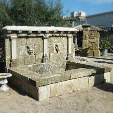 Grande Fontaine Avec Bassin Rectangulaire Et Fronton Tres Travaille Et Orne De 2 Tetes De Diable Sculptees Fonta Fontaine Murale Parement Mural Vieille Pierre