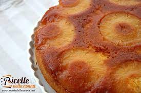 Componiamo il dolce e sulla base del vassoio distribuiamo uno strato generoso di crema, copriamo con lo strato di pan di spagna che bagniamo con lo sciroppo. Torta Di Ananas Ricette Della Nonna