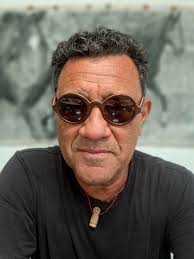 Hoje acordei e corri pra mexer no repertório de carnaval, essa canção me  veio no coração e resolvi gravar, pois ela não pode faltar no repertório do  carnaval do próximo ano! Esse