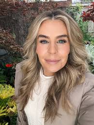 Oh look, they made me into a Barbie vet. Except blonder, with a thigh gap  and missing a golden retriever 🤔