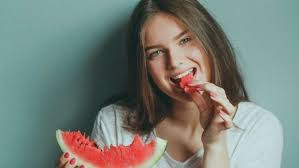 Supaya bisa diet sehat tanpa lapar, maka sebelum makan minumlah dulu segelas air putih sehingga akan muncul sensasi kenyang di perut. 6 Tips Jitu Turunkan Berat Badan Selama Bulan Puasa Tanpa Obat Dan Lebih Sehat Tentunya